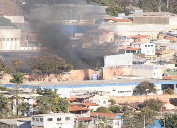 Incêndio em fábrica da Suggar pode ser visto de longe em BH -  (crédito: Edésio Ferreira/EM/D.A.Press)