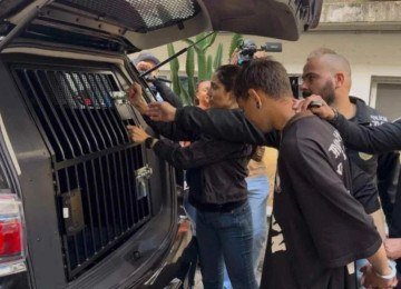 O suspeito se entregou na sede do Departamento de Investigação de Homicídios e Proteção à Pessoa, em Belo Horizonte -  (crédito:  Pedro Corsini/TV Alterosa)