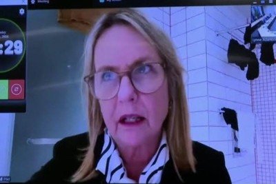 Vereadora Jo Galer &eacute; filmada durante videoconfer&ecirc;ncia da c&acirc;mara municipal diretamente de seu banheiro em Dunedin, Nova Zel&acirc;ndia -  (crédito: Redes sociais)