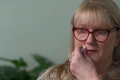Debra Buchanan chora ao relatar as consequ&ecirc;ncias emocionais e f&iacute;sicas do erro m&eacute;dico que a desfigurou -  (crédito: Nine News)