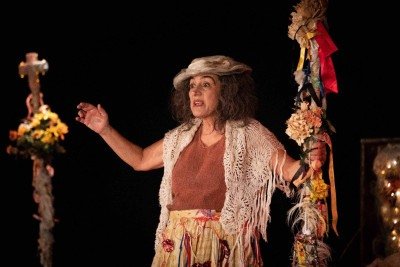 Atriz Ângela Mourão interpreta Dona Olympia há 25 anos, sempre aberta à resposta imprevisível do público, colocado provisoriamente no lugar dos turistas, dos estudantes, dos que a acolheram e dos que riram daquela figura mítica de Ouro Preto -  (crédito: Daniel Renna Pereira/divulgação)