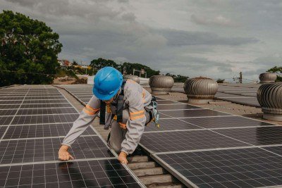 Volume de energia produzido pela geração distribuída é grande e pode estar subestimado, diz pesquisadora da FGV -  (crédito: Bloomberg via Getty Images)