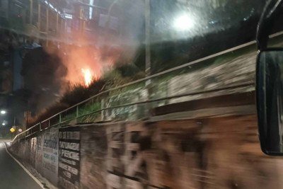 Imagens mostram labaredas altas no local do inc&ecirc;ndio -  (crédito: Larissa Leone/EM/D.A.Press)