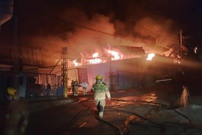 Incêndio de grandes proporções atinge fábrica da Suggar, no Barreiro -  (crédito: Corpo de Bombeiros/Reprodução)