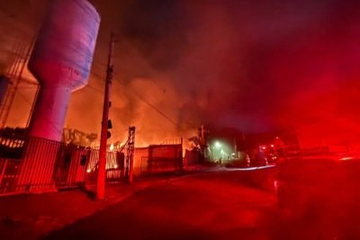 Incêndio de grandes proporções em fábrica da Suggar em BH -  (crédito: Corpo de Bombeiros/Reprodução)