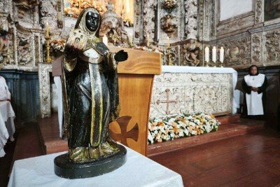 Imagem sacra de Santa Efig&ecirc;nia foi recuperada e devolvida &agrave; comunidade em Mariana -  (crédito: Paulo Morais/MPMG/Divulga&ccedil;&atilde;o)