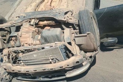 Carro capotou na BR-354, entre Arcos e Formiga -  (crédito: PMRv / Divulgação)
