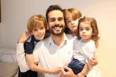 'Cuidar é o verbo fundamental, pois todos são filhos, independentemente do sangue que corre nas veias', Raphael Mungo, Consultor de vendas, de 39 anos, com os enteados Benício e Joaquim e a filha Aurora -  (crédito: Marcos Vieira /EM/D.A Press)