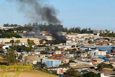 Fumaça toma o céu de BH por causa de incêndio em fábrica da Suggar -  (crédito: Edésio Ferreira/EM/D.A.Press)