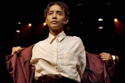 Ta&iacute;s Ara&uacute;jo vive tr&ecirc;s personagens em 'Mudando de pele': a madura Mayah, de 40 anos, a nonagen&aacute;ria Mildred e a jovem Kemi, da Gera&ccedil;&atilde;o Z
 -  (crédito: Pedro Napolin&aacute;rio/Divulga&ccedil;&atilde;o)