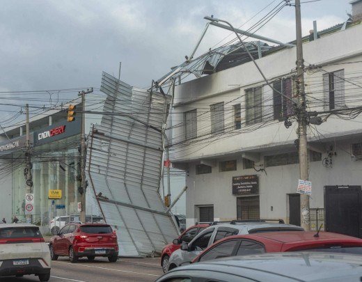 'Ciclone-bomba' deixou um rastro de destruição em Porto Alegre -  (crédito: Evandro Leal/Estadão Conteúdo)