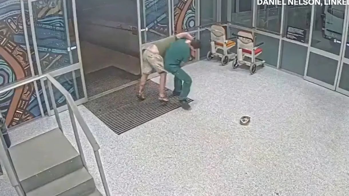 Enfermeiro Daniel Nelson aplica golpe de jiu-jitsu para conter paciente agressivo em hospital na Austr&aacute;lia -  (crédito: Reprodu&ccedil;&atilde;o)