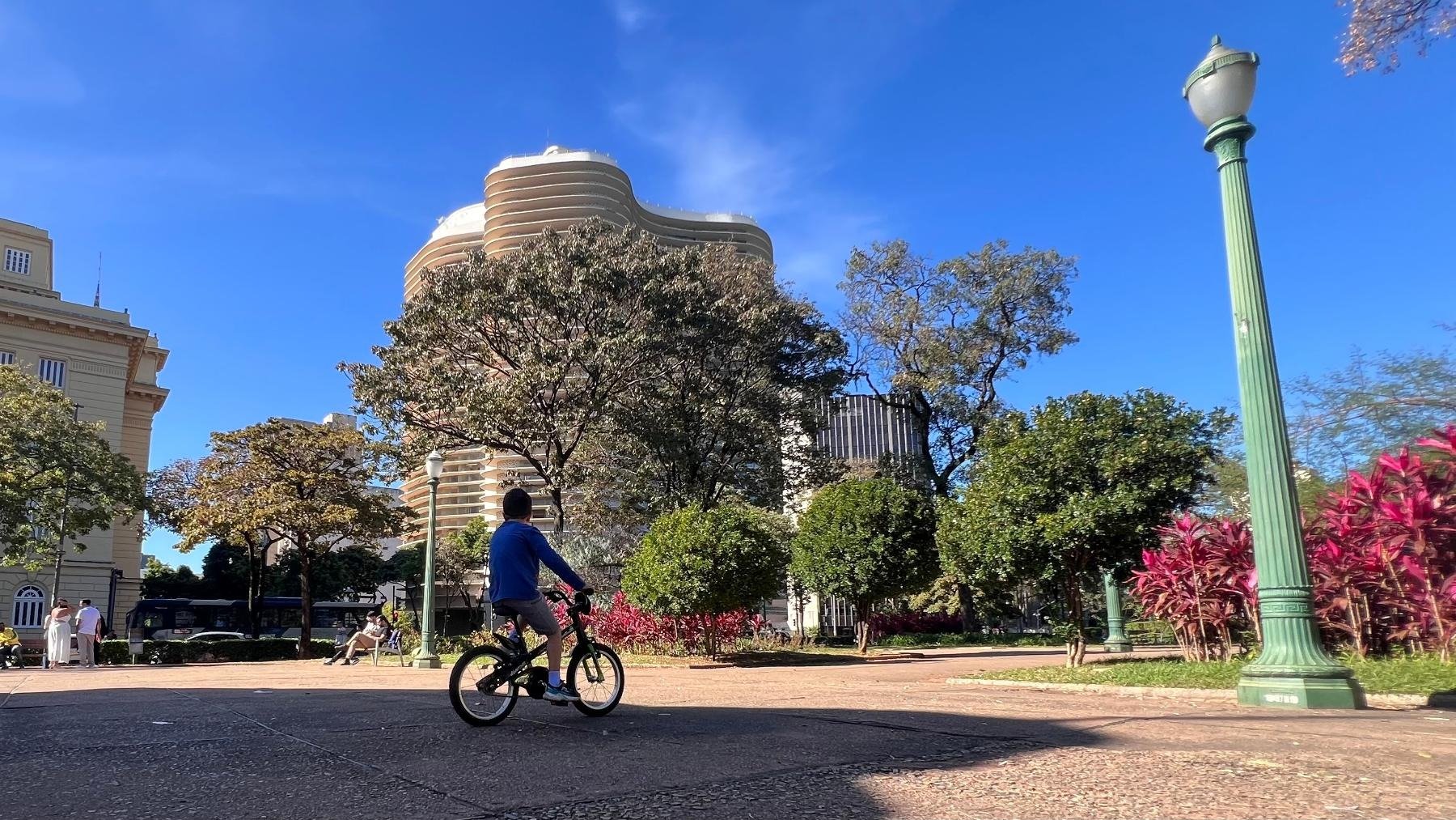 Jovens e fam&iacute;lias aproveitam os espa&ccedil;os culturais e a arquitetura ic&ocirc;nica da Pra&ccedil;a da Liberdade em Belo Horizonte. -  (crédito:  Edesio Ferreira/EM/D.A. Press)