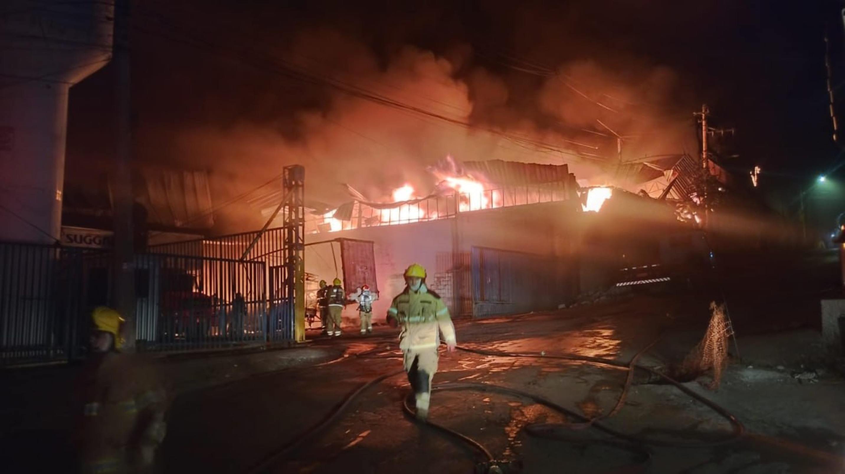 Incêndio de grandes proporções atinge fábrica da Suggar, no Barreiro