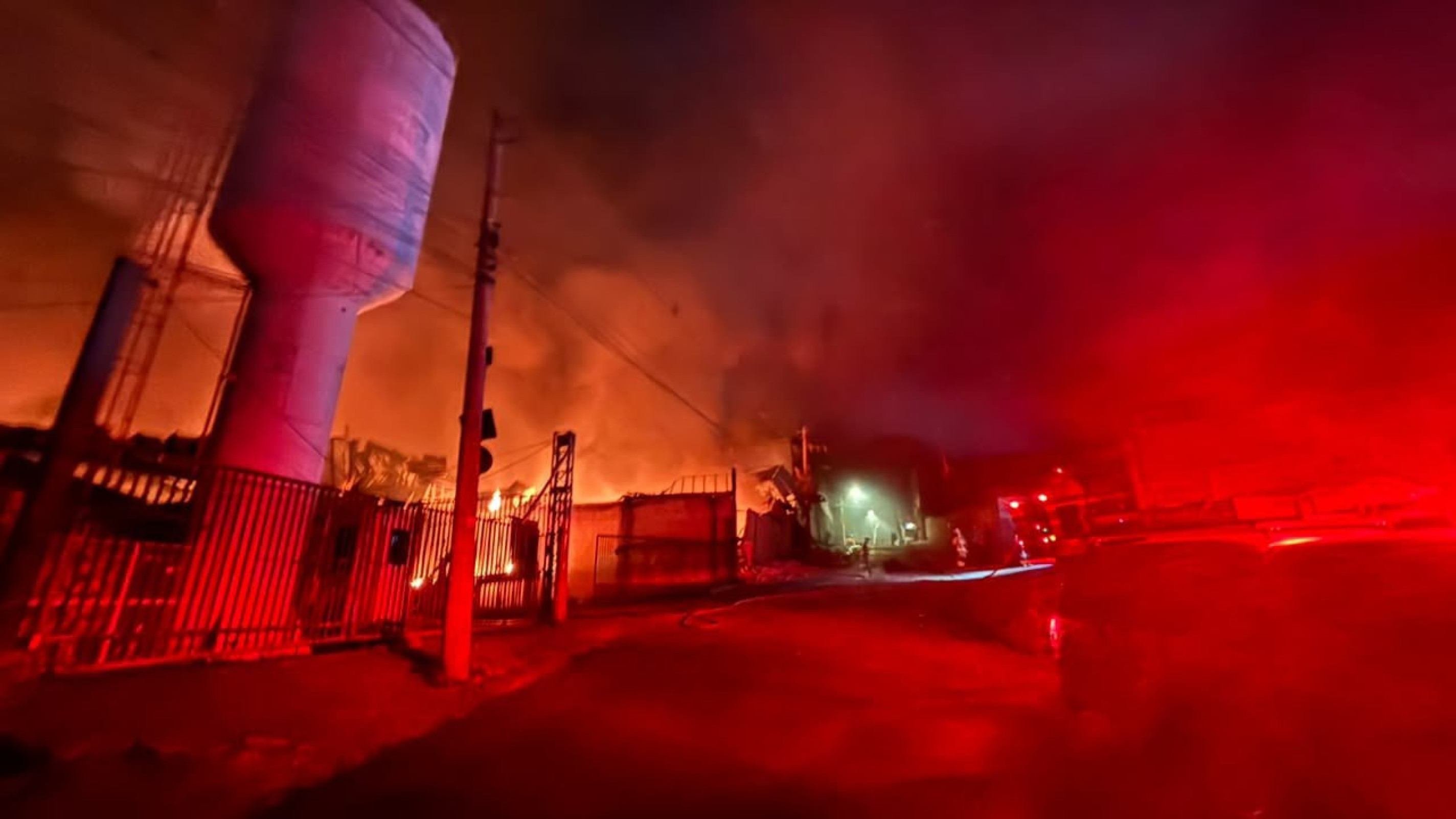 Incêndio de grandes proporções em fábrica da Suggar em BH