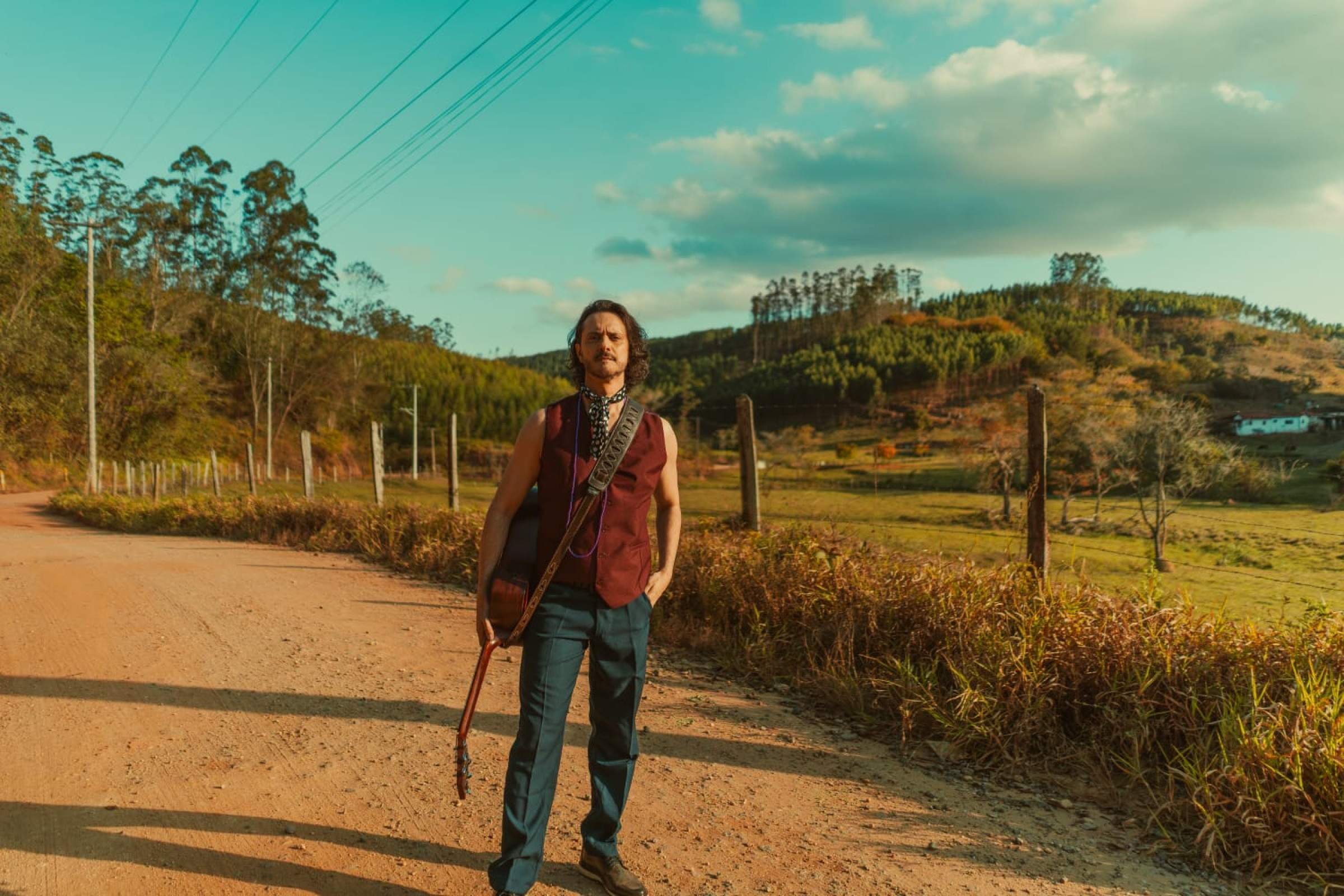 O cantor e compositor paulista Tuia &eacute; um dos principais respons&aacute;veis por manter vivo o rock rual enquanto g&ecirc;nero