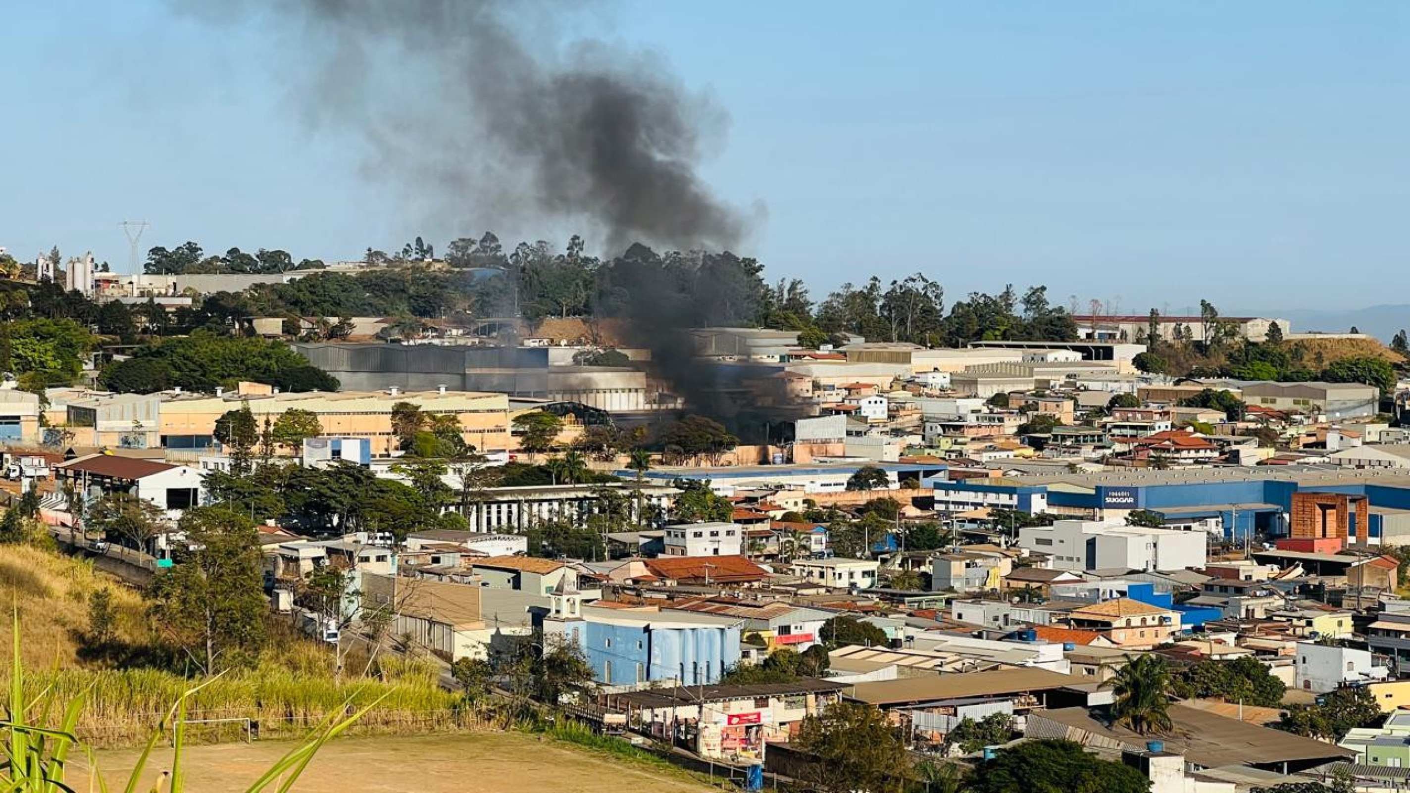 Fumaça toma o céu de BH por causa de incêndio em fábrica da Suggar