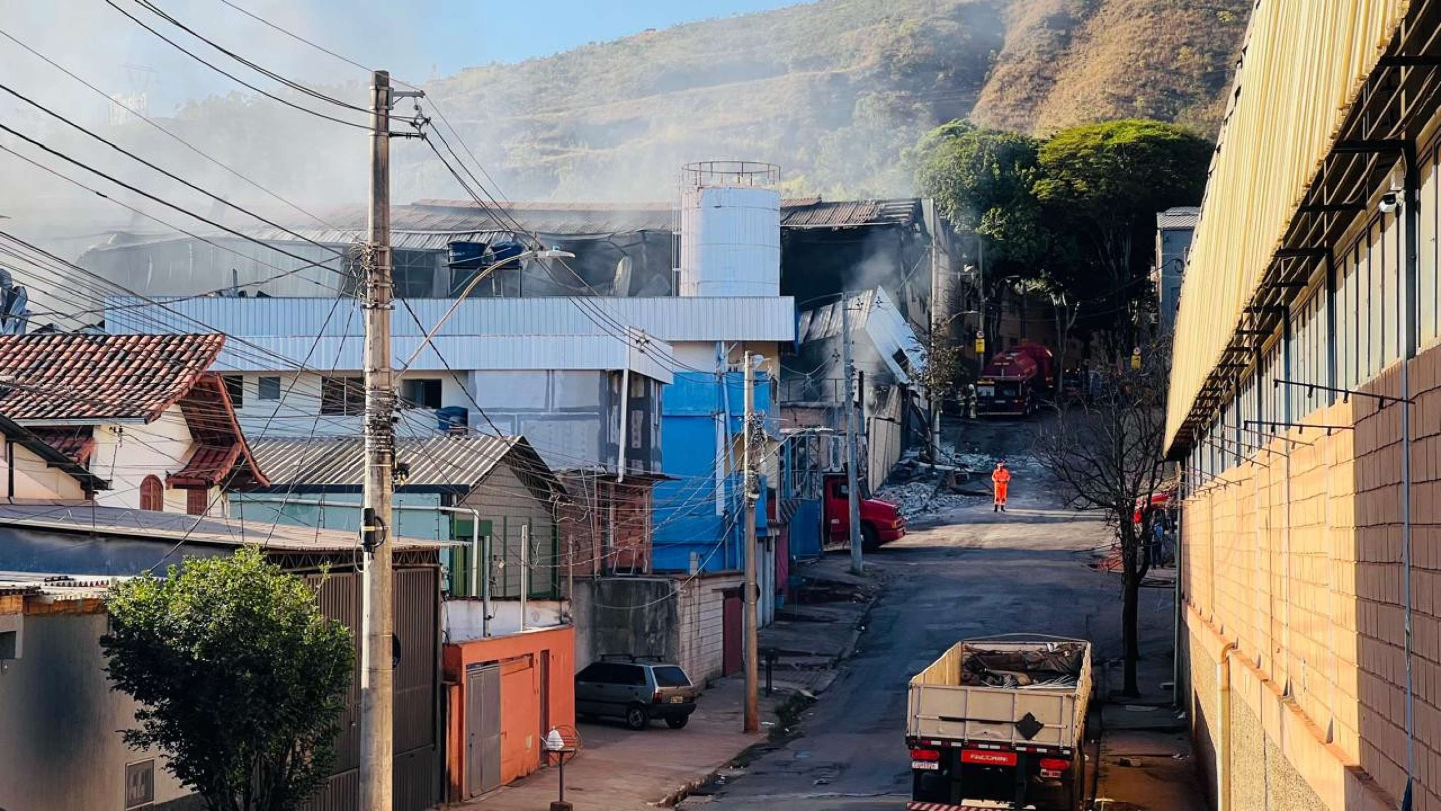 Fumaça branca sai da fábrica na manhã desta sexta-feira