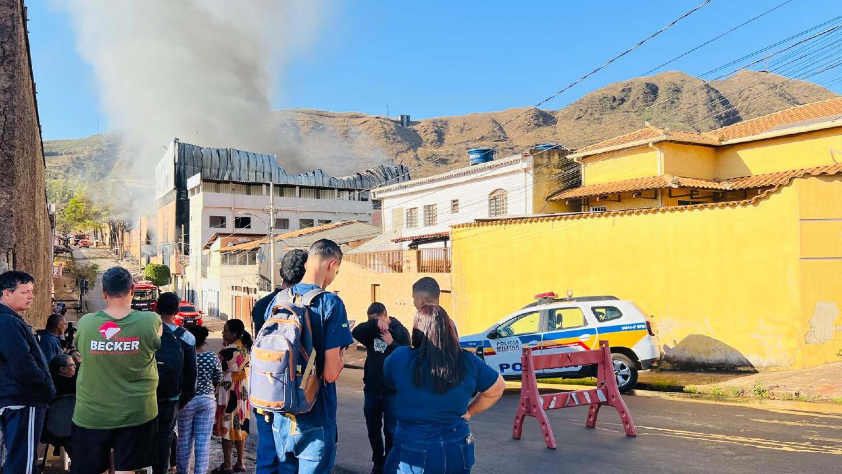 Populares acompanham os trabalhos dos bombeiros