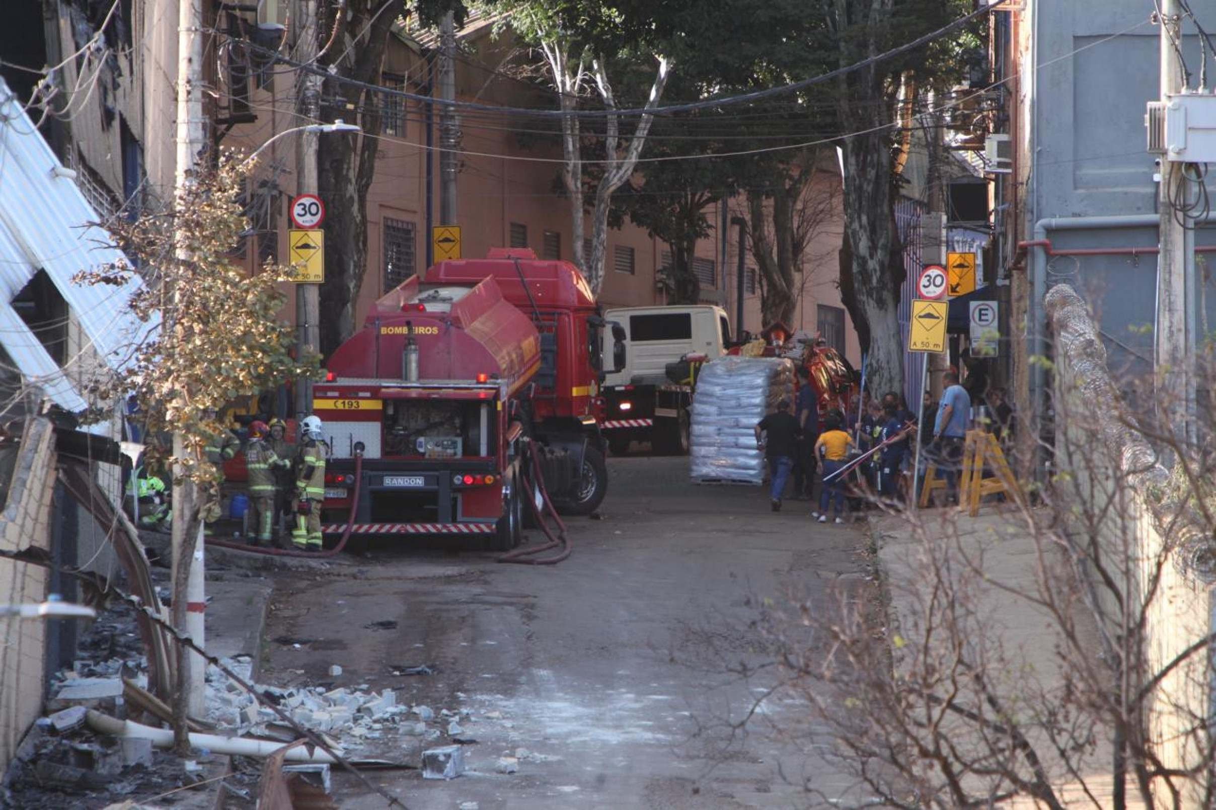 Bombeiros ainda atuam na ocorrência