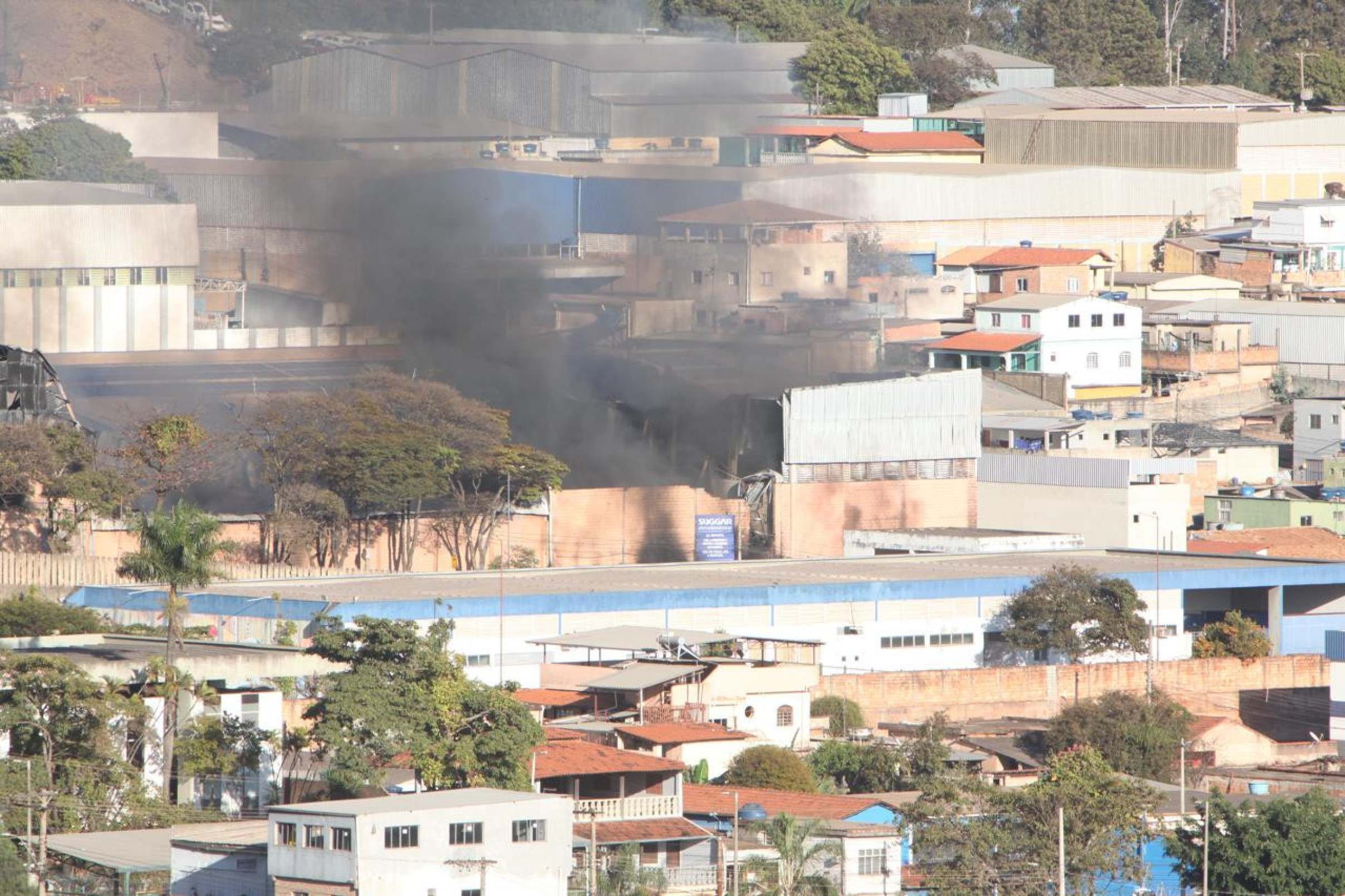 Incêndio em fábrica da Suggar pode ser visto de longe em BH