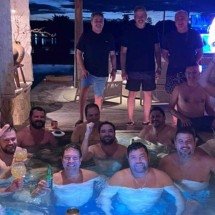 PF encontra foto de parlamentares em piscina com investigado em Planaltina - reprodução