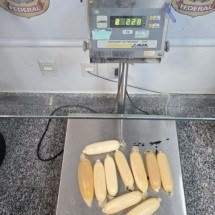 Cocaína líquida escondida em sutiã leva mulher à prisão em aeroporto - Tupi