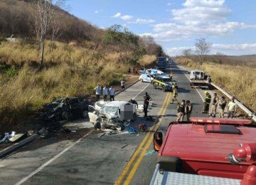 Acidente aconteceu no km 304 da BR-251 - (crédito: CBMMG/Divulgação) Acidente aconteceu no km 304 da BR-251 - (crédito: CBMMG/Divulgação)
