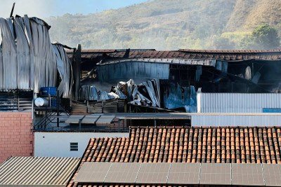 Incêndio em fábrica da Suggar pode ser visto de longe em BH -  (crédito: Edésio Ferreira/EM/D.A Press)