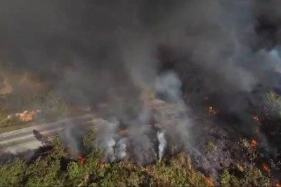 Rodovia teve ambos os sentidos bloqueados -  (crédito: CBMMG)