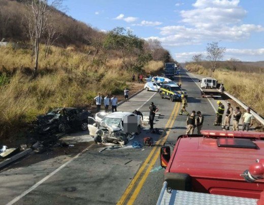 Acidente aconteceu no km 304 da BR-251 - (crédito: CBMMG/Divulgação) Acidente aconteceu no km 304 da BR-251 - (crédito: CBMMG/Divulgação)