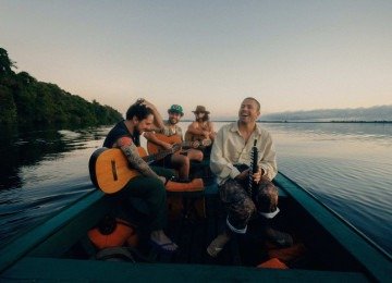 
A bordo de um barco no Rio Negro, a banda Lagum gravou live session e mandou para o YouTube -  (crédito: Breno Galtier/Divulgação)