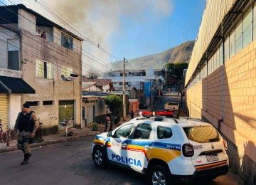 A Defesa Civil de Belo Horizonte realizou vistoria complementar nos galpões atingidos pelo incêndio  -  (crédito: Edésio Ferreira/EM/D.A Press)