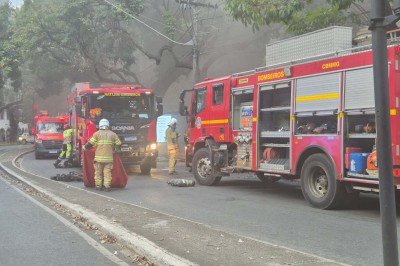 Imagens feitas durante o atendimento mostram uma grande quantidade de fumaça saindo da edificação -  (crédito: CBMMG)