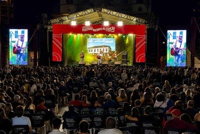 Praça Cônego Ulisses, em Campo Belo, recebeu 5 mil pessoas nas classificatórias do Fenac realizadas sexta-feira e sábado (7 e 8/8) -  (crédito: Fenac/divulgação)
