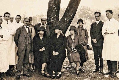 Em 16 e 17 de agosto de 1926, a cientista e sua filha, Irène Curie (no centro da foto), se encontraram com autoridades médicas em Belo Horizonte -  (crédito: Acervo do Centro de Memória da Medicina (CEMEMOR)/UFMG)
