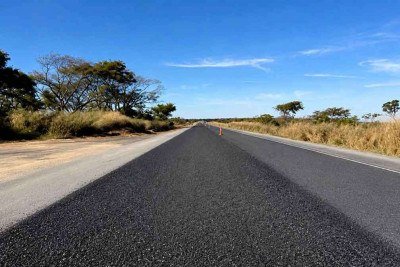 Trecho de serra na BR-262, entre Campos Altos e Luz, que recebeu aplicação do TSD poroso, revestimento com adição de borracha de pneus reciclados, mais aderente e resistente -  (crédito: WAY-262/DIVULGAÇÃO)
