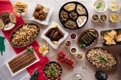 Quibe, homus, coalhada seca e babaganuche: pratos típicos do Oriente Médio preservam sabores que chegaram à cidade há quatro gerações -  (crédito: Benedito Junior/Divulgação)