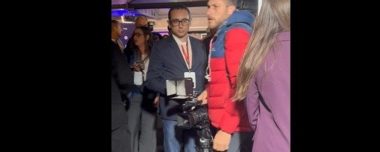 Profissionais da imprensa com seus equipamentos no local do debate eleitoral, onde um cinegrafista da GloboNews foi retirado ap&oacute;s confus&atilde;o -  (crédito: Reprodu&ccedil;&atilde;o/R&aacute;dio Bandeirantes)