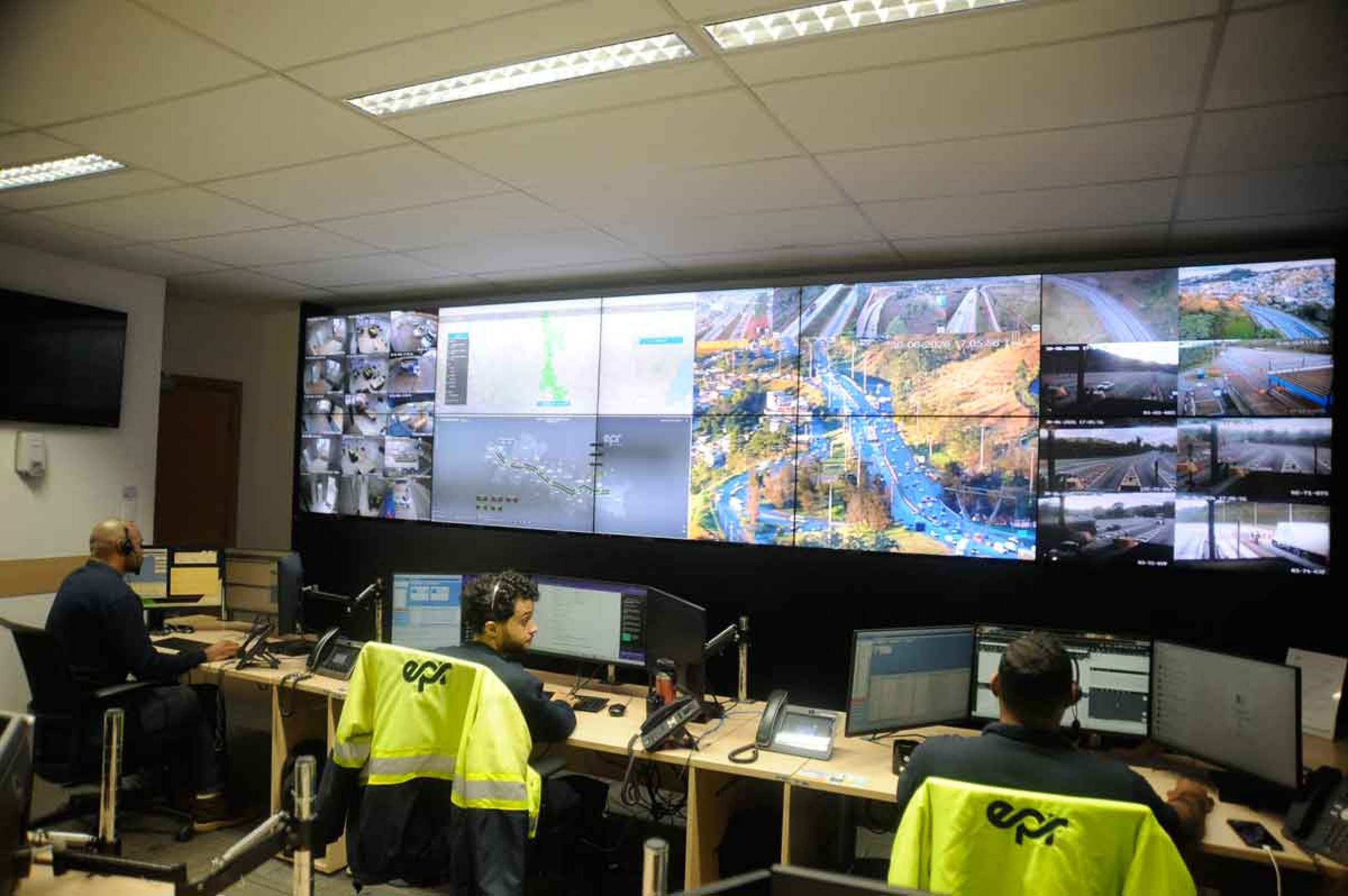 Em Nova Lima, Centro de Controle Operacional (CCO) da EPR Via Mineira, que administra a BR-040, faz monitoramento clim&aacute;tico 24 horas por dia, sete dias por semana