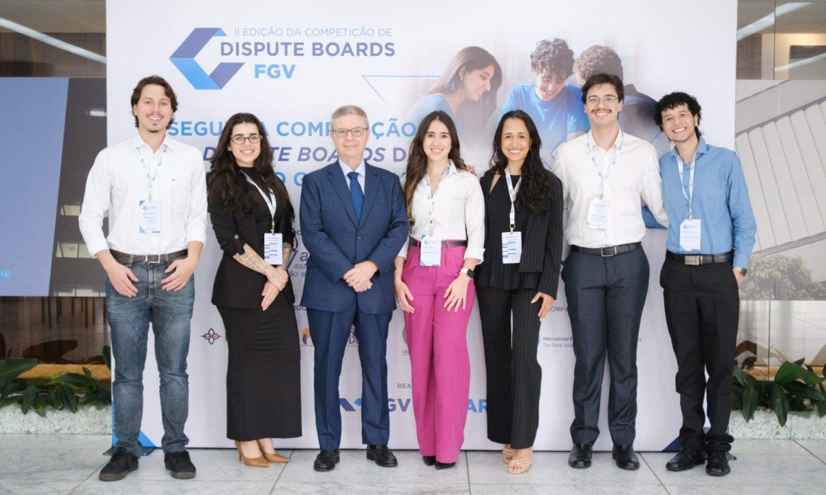 Ministro Antonio Anastasia com a equipe da UFMG, campe&atilde; da "II edi&ccedil;&atilde;o da competi&ccedil;&atilde;o de dispute boards da FGV"
