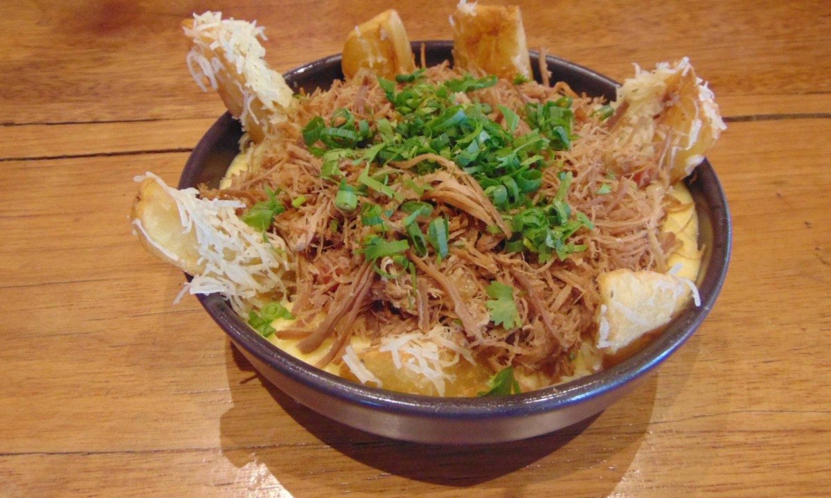 Mineirinho (Restaurante Godofredo): carne de sol desfiada, servida com creme de mandioca e requeij&atilde;o envolvido com batatas r&uacute;sticas, al&eacute;m da farofa de baru