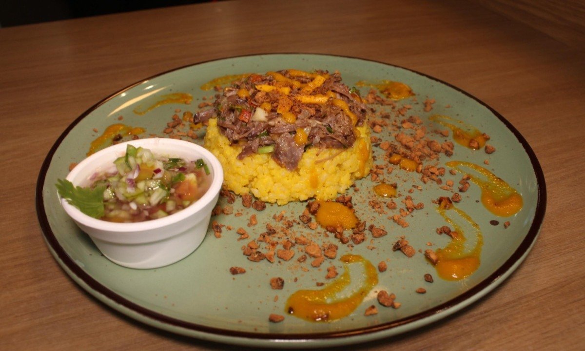 Poke do Cerrado (PokeMoc): arroz de pil&atilde;o com creme de pequi, carne de sol, vinagrete de maxixe, farofa de baru e molho de coquinho azedo