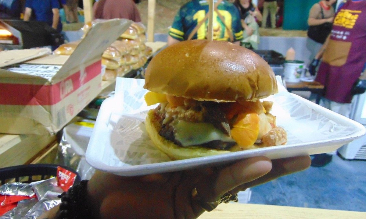 'Pirata do Norte' (Navio Pirata): p&atilde;o brioche, carne bovina, queijo mu&ccedil;arela derretido, polpa em l&acirc;minas de pequi, torresmo crocante e geleia de pimenta-biquinho