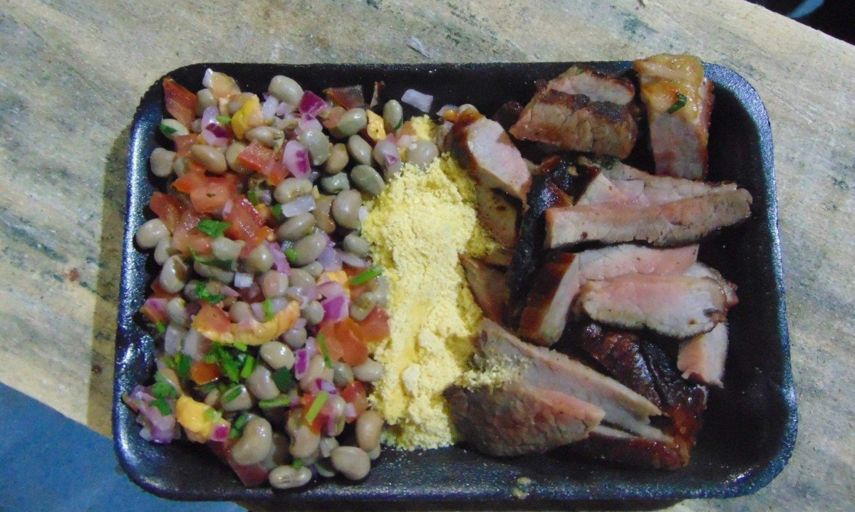 'Sereno sagrado' (Charcuteria Sagrada Fam&iacute;lia): carne de sol (lagarto) assada na brasa, manteiga de garrafa, feij&atilde;o-tropeiro, farofa de pequi e cajuzinho do cerrado