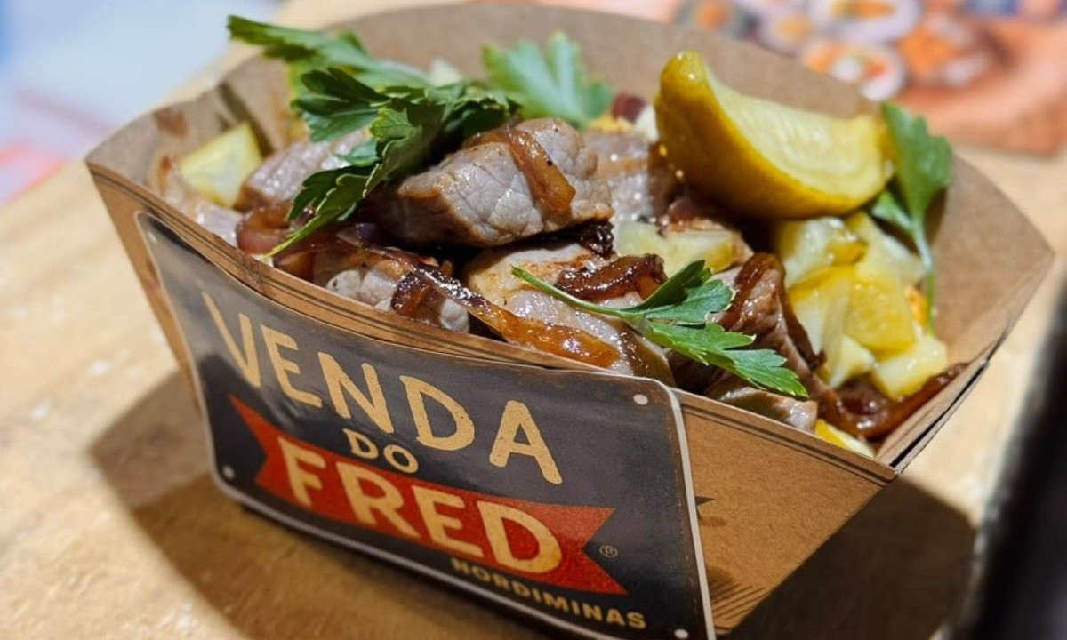 Milagre de Agosto (Venda do Fred): carne de sol serenada com cebola roxa dourada, redu&ccedil;&atilde;o de rapadura com lim&atilde;o-cravo, farofa de castanha de pequi e vinagrete de maxixe