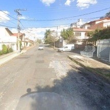Motociclista é agredido e roubado por dupla a pé em BH - Street View