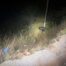 Jovem que bebia cerveja ao volante morre ao cair em ribanceira em MG - PMRv/Reprodução