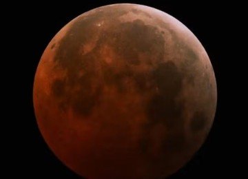 A Lua pode adquirir a colora&ccedil;&atilde;o avermelhada durante um eclipse lunar, como o que poder&aacute; ser visto no Brasil em agosto -  (crédito: AFP)