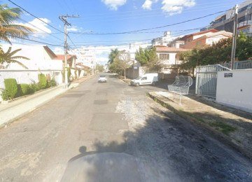 Roubo ocorreu na Rua José Mendes de Carvalho, no Bairro Castelo, em BH, mas vítima teve moto recuperada pela PM -  (crédito: Street View)